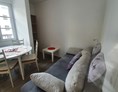 Monteurzimmer: Wohnzimmer mit Schlafcouch  - J&P Brunetti Zimmervermietung Rüsselsheim
