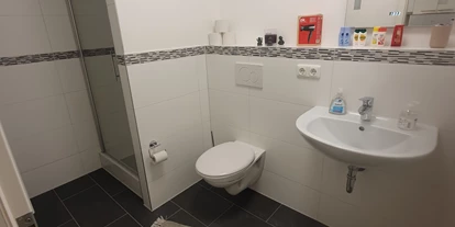 Monteurwohnung - Darmstadt - Duschbad. - J&P Brunetti Zimmervermietung Rüsselsheim