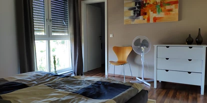 Monteurwohnung - Badezimmer: eigenes Bad - Münsterland - Schlafzimmer 1 mit Doppelbett - Ferienhaus Kalkar Nähe Kleve Bedburg-Hau Rees Emmerich Goch