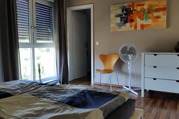 Monteurzimmer: Schlafzimmer 1 mit Doppelbett - Ferienhaus Kalkar Nähe Kleve Bedburg-Hau Rees Emmerich Goch