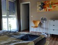 Monteurzimmer: Schlafzimmer 1 mit Doppelbett - Ferienhaus Kalkar Nähe Kleve Bedburg-Hau Rees Emmerich Goch