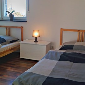 Monteurzimmer: Schlafzimmer 3 mit 2 Einzelbetten - Ferienhaus Kalkar Nähe Kleve Bedburg-Hau Rees Emmerich Goch
