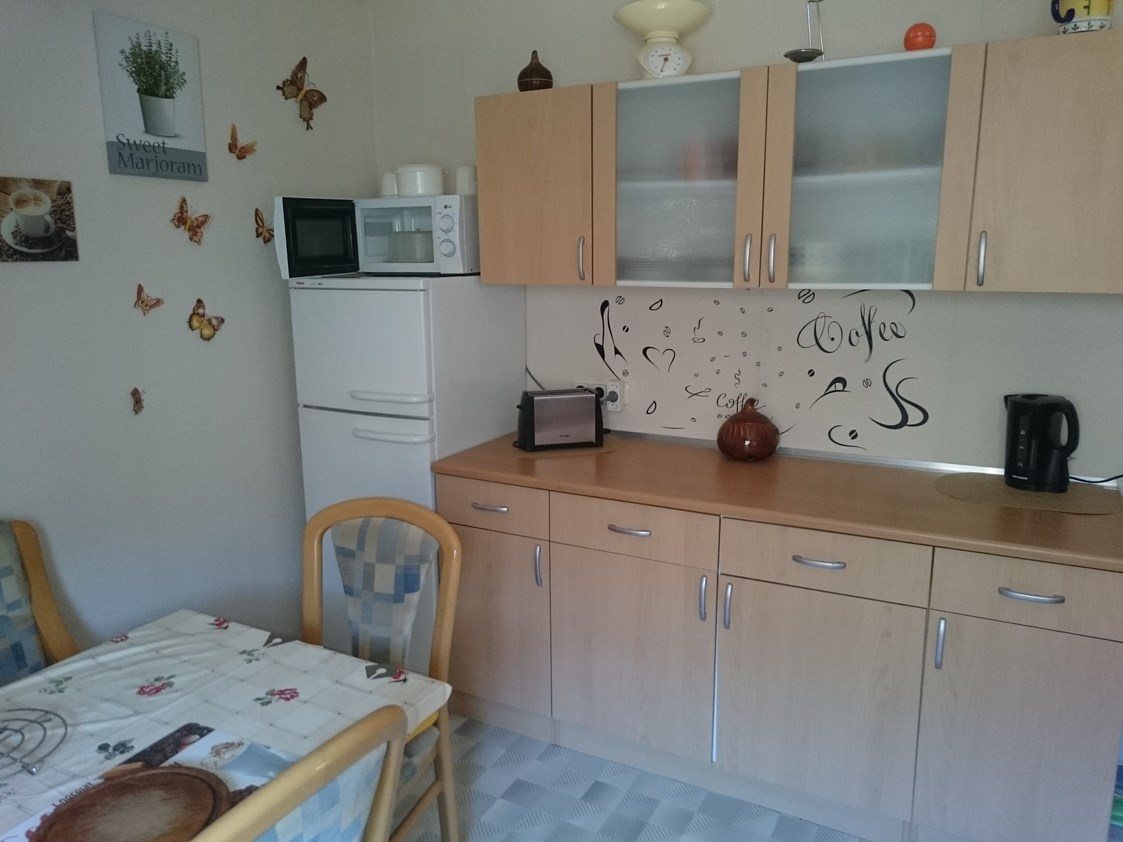 Monteurzimmer: Küche mit Esstisch - Ferienwohnung Pulst