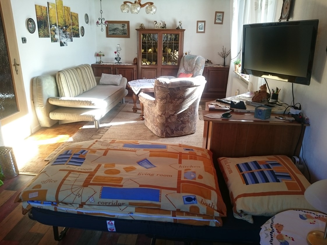 Monteurzimmer: Wohnzimmer, ausklappbares Zustellbett - Ferienwohnung Pulst