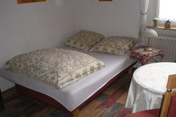 Monteurzimmer: Wohnzimmer, ausklappbares Schlafsofa 2 - Ferienwohnung Pulst