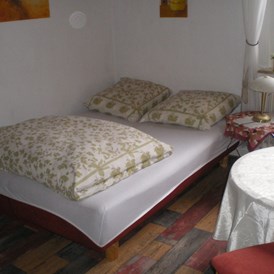 Monteurzimmer: Wohnzimmer, ausklappbares Schlafsofa 2 - Ferienwohnung Pulst