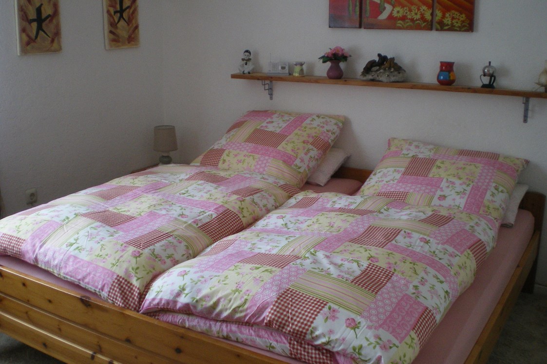Monteurzimmer: Schlafzimmer, Doppelbett - Ferienwohnung Pulst
