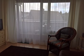 Monteurzimmer: Blick vom wohn- und Schlafzimmer auf den Balkon - Hirschen Schönwald App. 240