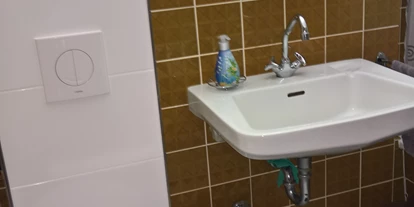 Monteurwohnung - Bettwäsche: Bettwäsche gegen Gebühr - Deutschland - WC im Badezimmer mit Duschwanne - Hirschen Schönwald App. 240