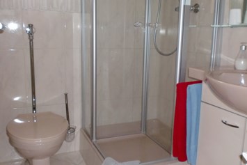 Monteurzimmer: WC, Dusche und Waschbecken - Appartement Ilse Herbert Würzburg