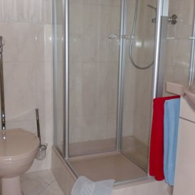 Monteurzimmer: WC, Dusche und Waschbecken - Appartement Ilse Herbert Würzburg
