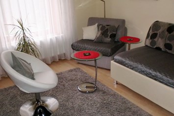 Monteurzimmer: Wohnzimmer mit Blick zum Garten - Appartement Ilse Herbert Würzburg