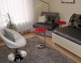 Monteurzimmer: Wohnzimmer mit Blick zum Garten - Appartement Ilse Herbert Würzburg