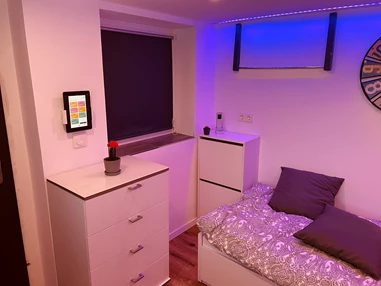 Monteurzimmer: Kommode mit 4 Schubladen und Schuhschrank  - Sweet Lounge