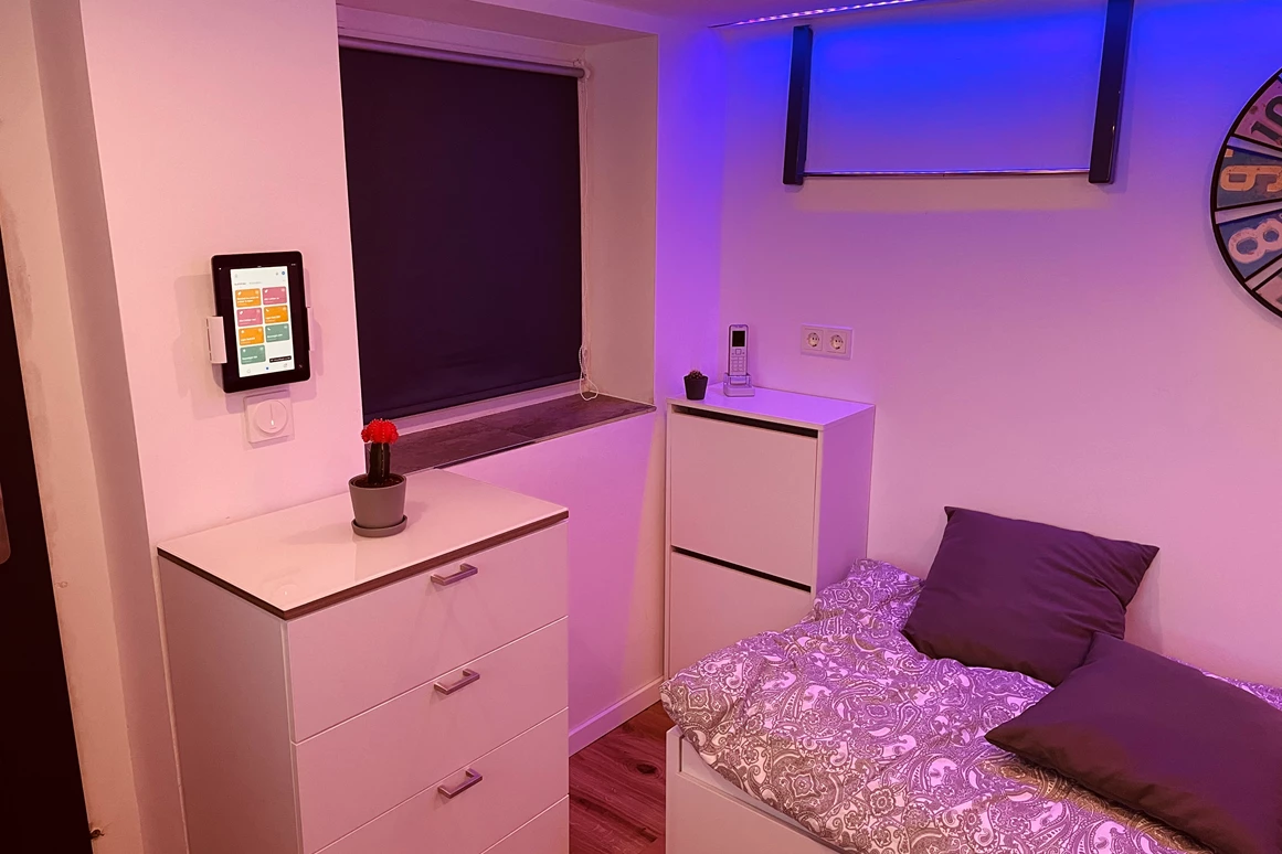 Monteurzimmer: Kommode mit 4 Schubladen und Schuhschrank  - Sweet Lounge