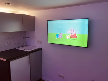 Monteurzimmer: Küche und 43” 4K TV - Sweet Lounge