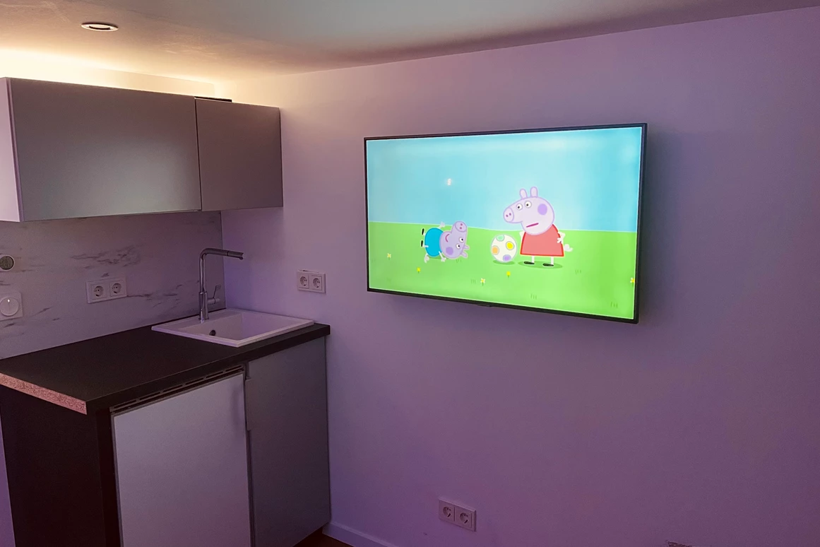 Monteurzimmer: Küche und 43” 4K TV - Sweet Lounge