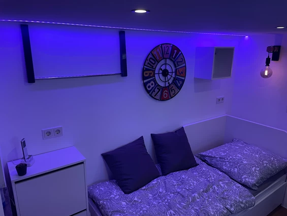 Monteurzimmer: Schlafbereich mit Dimmbarer Nachtleuchte. USB Steckdose zum Laden von Handys  - Sweet Lounge