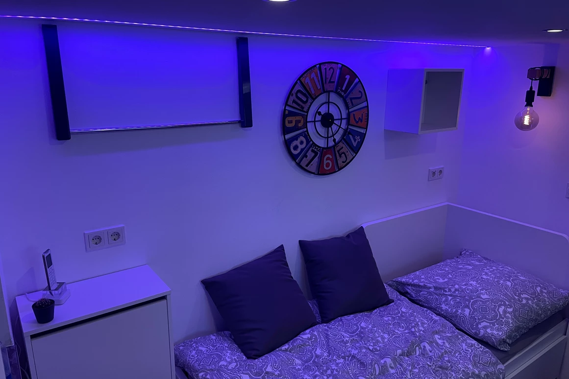 Monteurzimmer: Schlafbereich mit Dimmbarer Nachtleuchte. USB Steckdose zum Laden von Handys  - Sweet Lounge