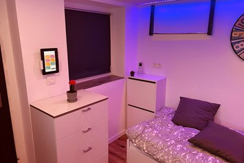 Monteurzimmer: Kommode mit 4 Schubladen und Schuhschrank  - sweet Lounge WIFI, Parklplatz Netflix, Garten 