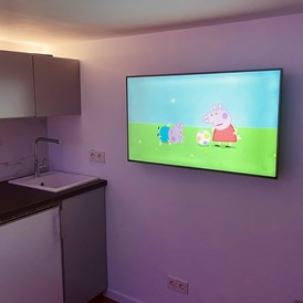 Monteurzimmer: Küche und 43” 4K TV - sweet Lounge WIFI, Parklplatz Netflix, Garten 