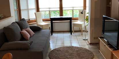 Monteurwohnung - Zimmertyp: Doppelzimmer - Palling - Wohnbereich mit Erker und Sitzgelegenheit - Ferienwohnung Am Spenderberg