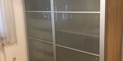 Monteurwohnung - PLZ 83301 (Deutschland) - Schrank im Schlafzimmer - Ferienwohnung Am Spenderberg