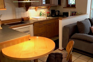 Monteurzimmer: Küche mit Sitzgelegenheit - Ferienwohnung Am Spenderberg