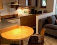 Monteurzimmer: Küche mit Sitzgelegenheit - Ferienwohnung Am Spenderberg