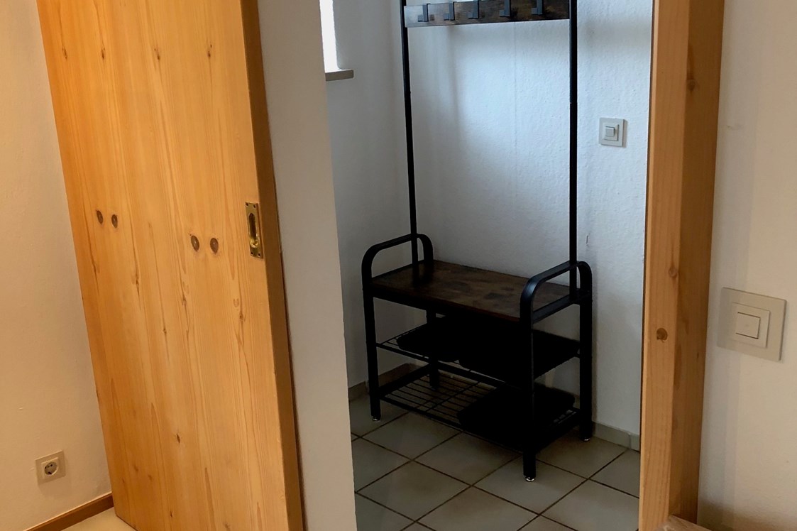Monteurzimmer: Garderobe im Eingangsbereich - Ferienwohnung Am Spenderberg