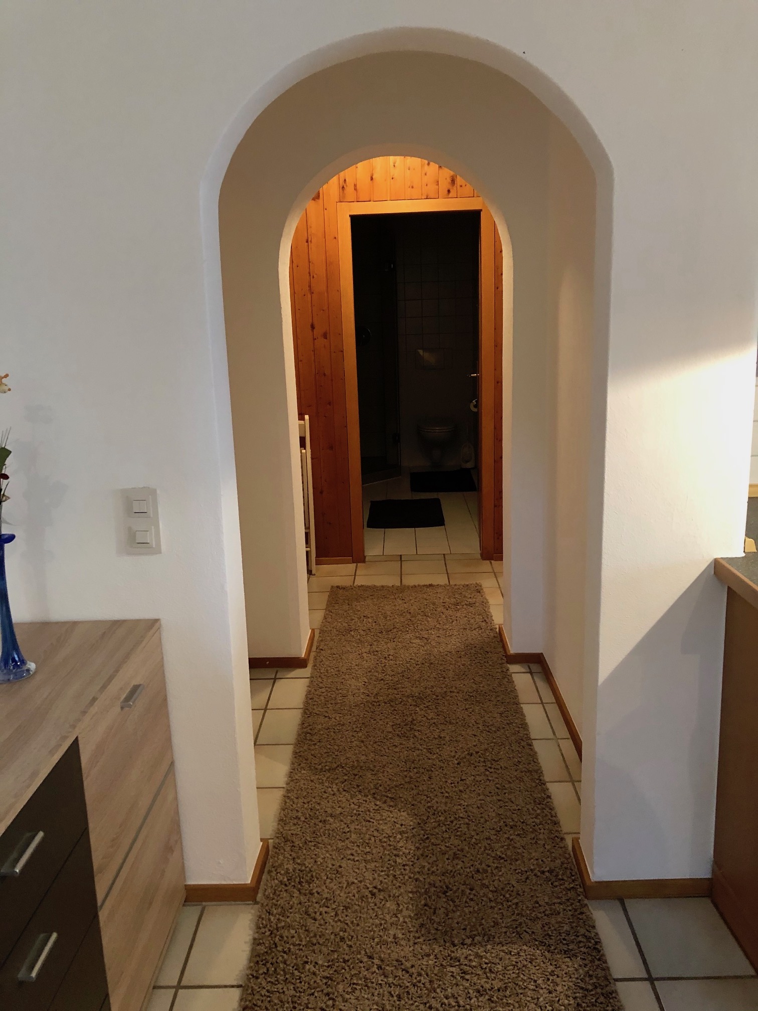 Monteurzimmer: Blick vom Eingangsbereich Richtung Bad und Schlafzimmer - Ferienwohnung Am Spenderberg