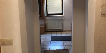 Monteurwohnung - PLZ 83301 (Deutschland) - Blick vom Badezimmer Richtung Wohnbereich - Ferienwohnung Am Spenderberg