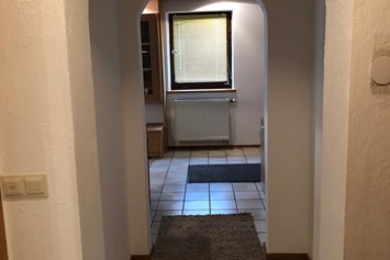 Monteurzimmer: Blick vom Badezimmer Richtung Wohnbereich - Ferienwohnung Am Spenderberg