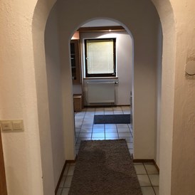 Monteurzimmer: Blick vom Badezimmer Richtung Wohnbereich - Ferienwohnung Am Spenderberg