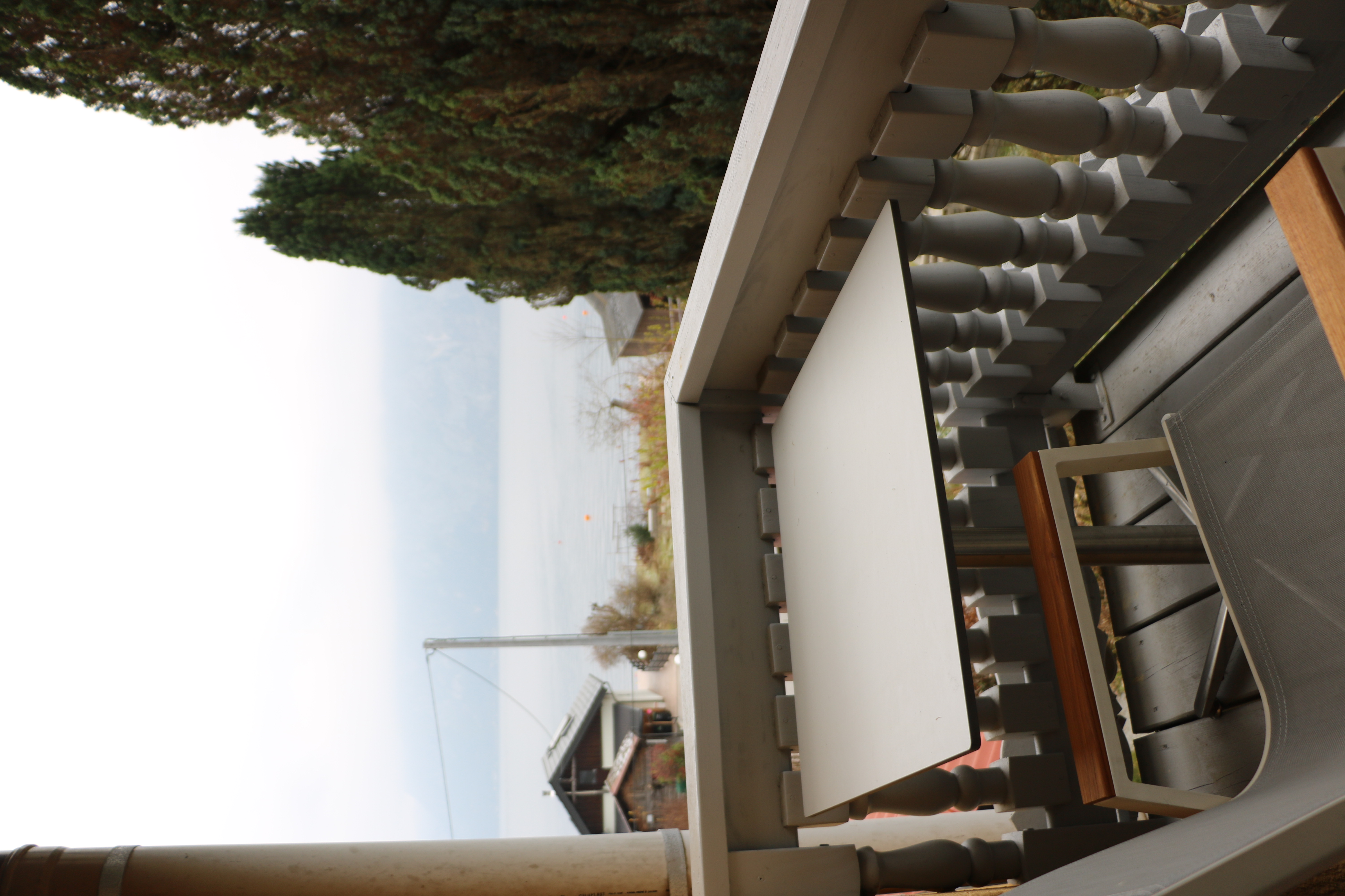 Monteurwohnung - Küche: eigene Küche - Sbg. Salzkammergut - Balkon mit seitlichem Seeblick - Gasthof Gruber Zimmer 1