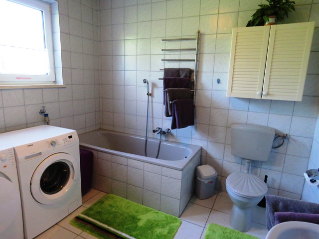 Monteurwohnung - Ostfriesland - Badezimmer mit DU, Wanne, WC, Waschmaschine und Wäschetrockner - Ferienwohnung Kutscherhuus für Monteure
