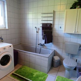 Monteurzimmer: Badezimmer mit DU, Wanne, WC, Waschmaschine und Wäschetrockner - Ferienwohnung Kutscherhuus für Monteure