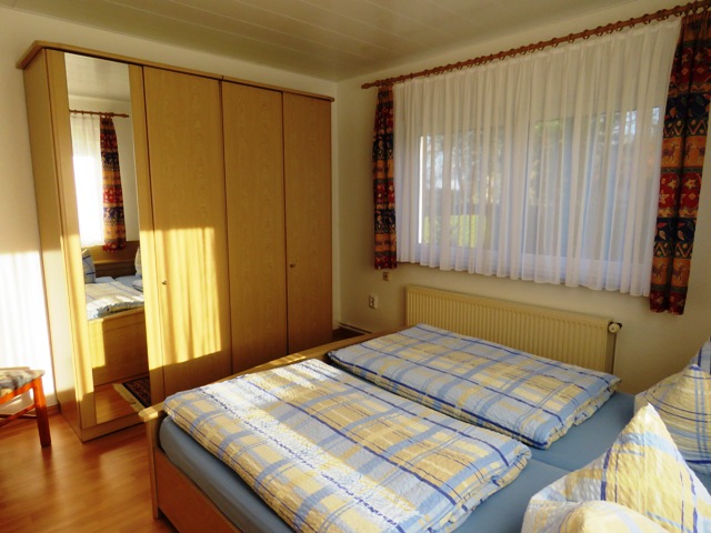 Monteurwohnung - Ostfriesland - Schlafzimmer II mit 2 Betten - Ferienwohnung Kutscherhuus für Monteure