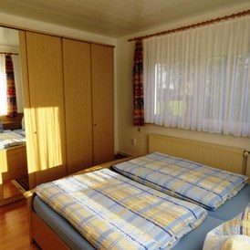 Monteurzimmer: Schlafzimmer II mit 2 Betten - Ferienwohnung Kutscherhuus für Monteure