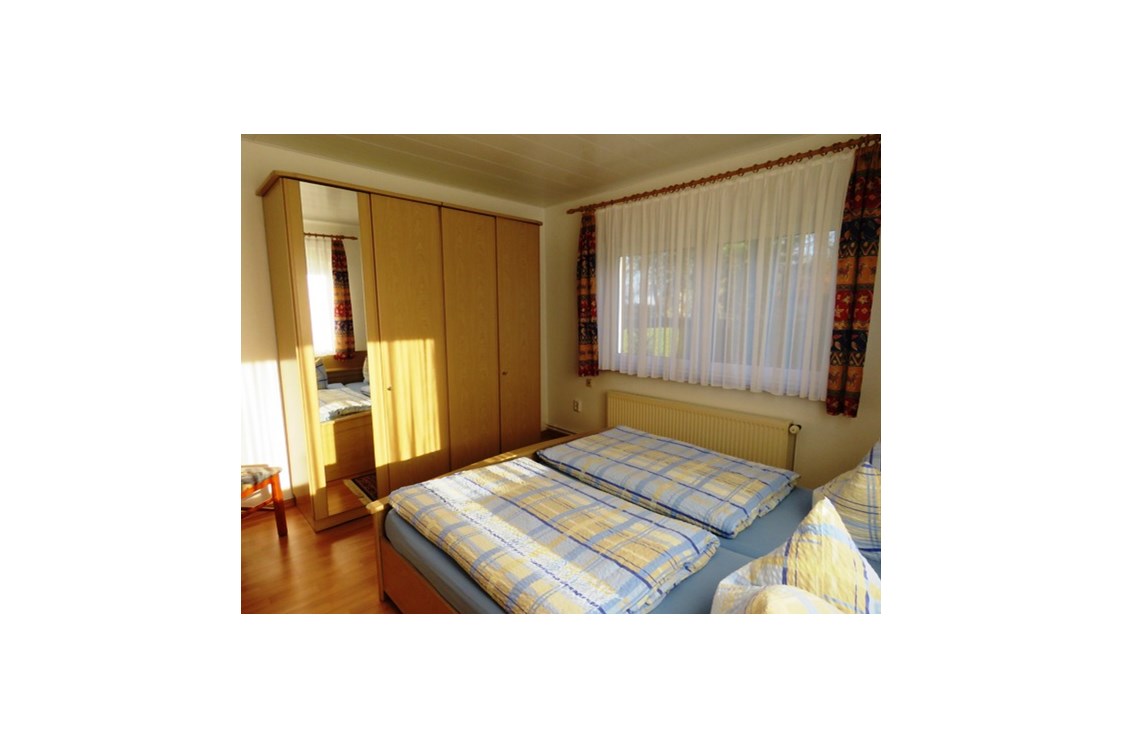 Monteurzimmer: Schlafzimmer II mit 2 Betten - Ferienwohnung Kutscherhuus für Monteure