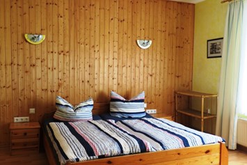 Monteurzimmer: Schlafzimmer I mit 3 Betten - Ferienwohnung Kutscherhuus für Monteure