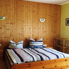 Monteurzimmer: Schlafzimmer I mit 3 Betten - Ferienwohnung Kutscherhuus für Monteure