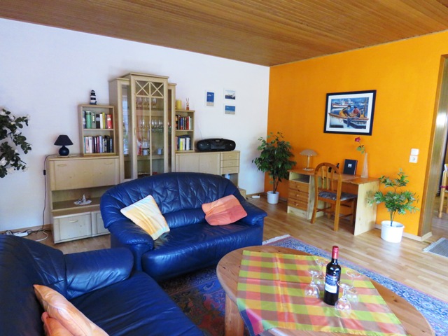 Monteurzimmer: Großes Wohnzimmer - Ferienwohnung Kutscherhuus für Monteure