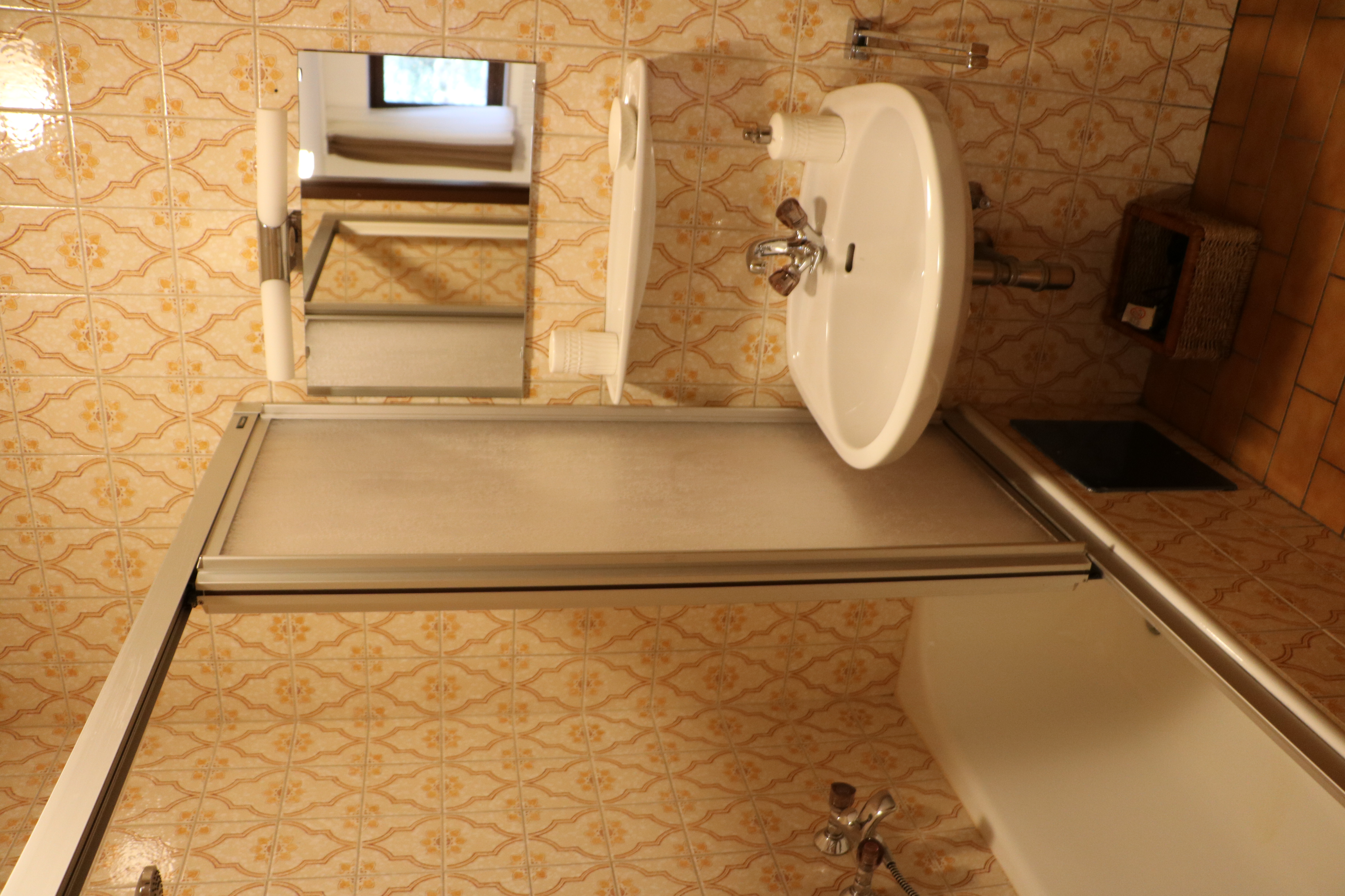 Monteurwohnung - Küche: eigene Küche - Sbg. Salzkammergut - Badezimmer - Gasthof Gruber Zimmer 4