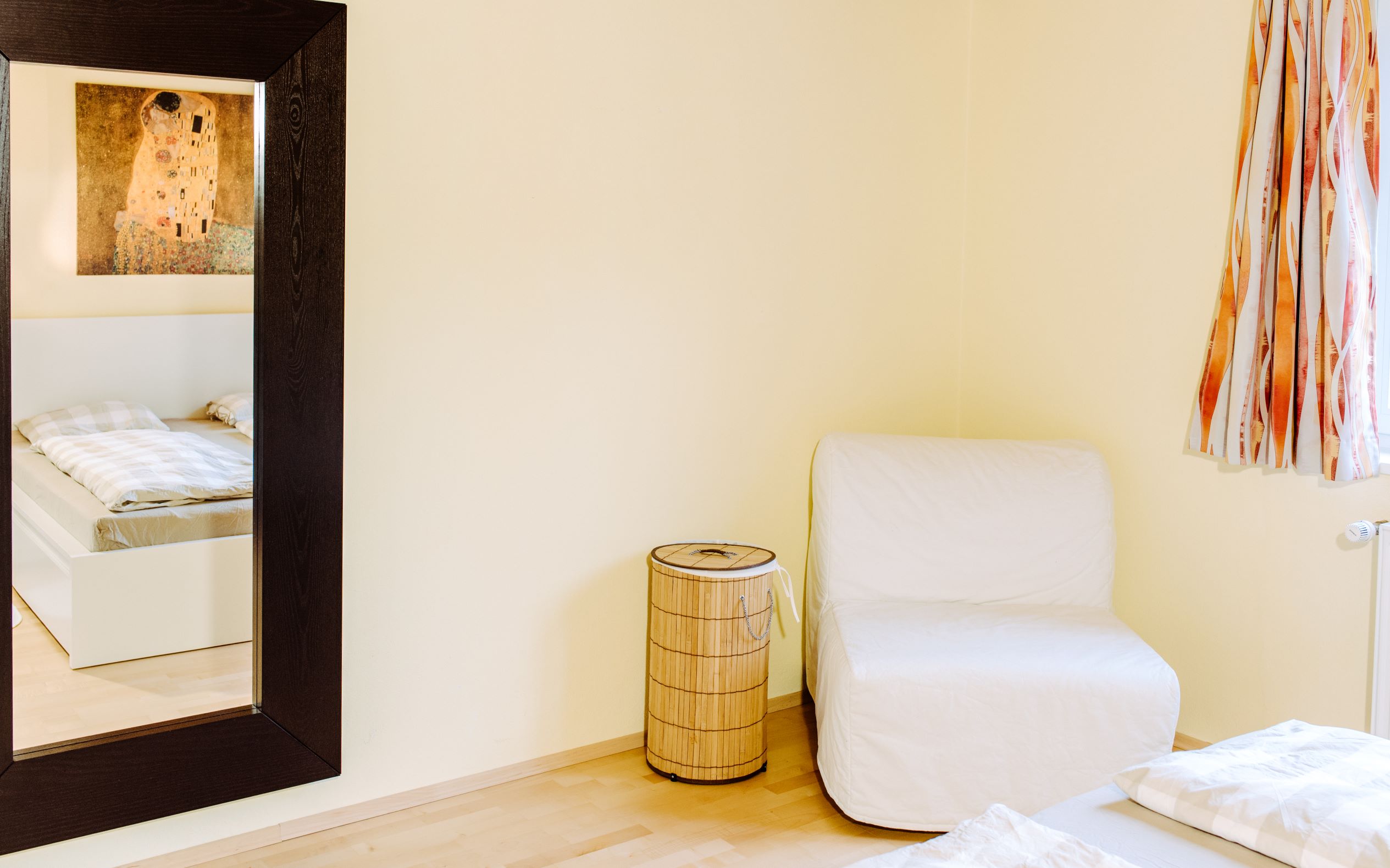 Monteurzimmer: Doppelschlafzimmer - Fauteuil - Ferienwohnung Mountain View 1