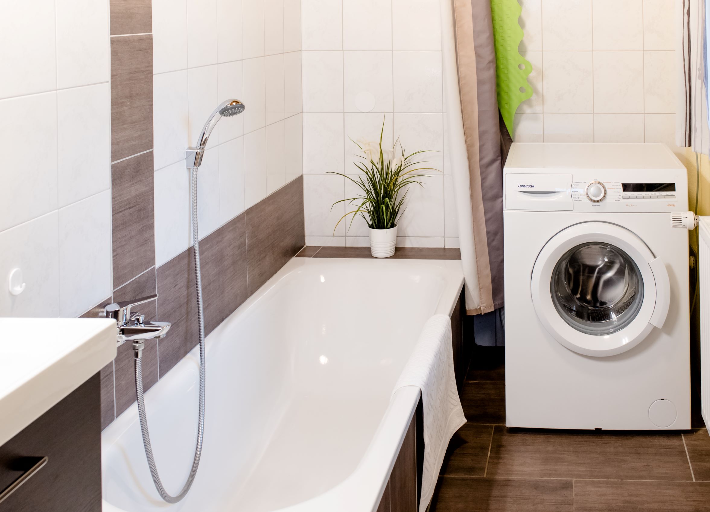 Monteurzimmer: Badezimmer mit Waschmaschine und großem Fenster zum Lüften - Ferienwohnung Mountain View 1