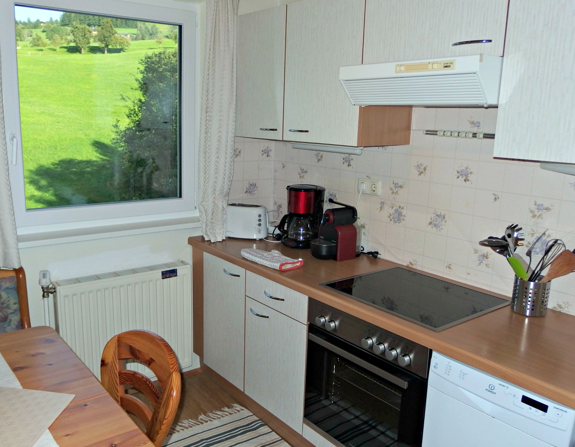 Monteurzimmer: Küche mit Fernsicht Whg 2 mit 56m2 im Obergeschoss - Ferienwohnung Mountain View 1