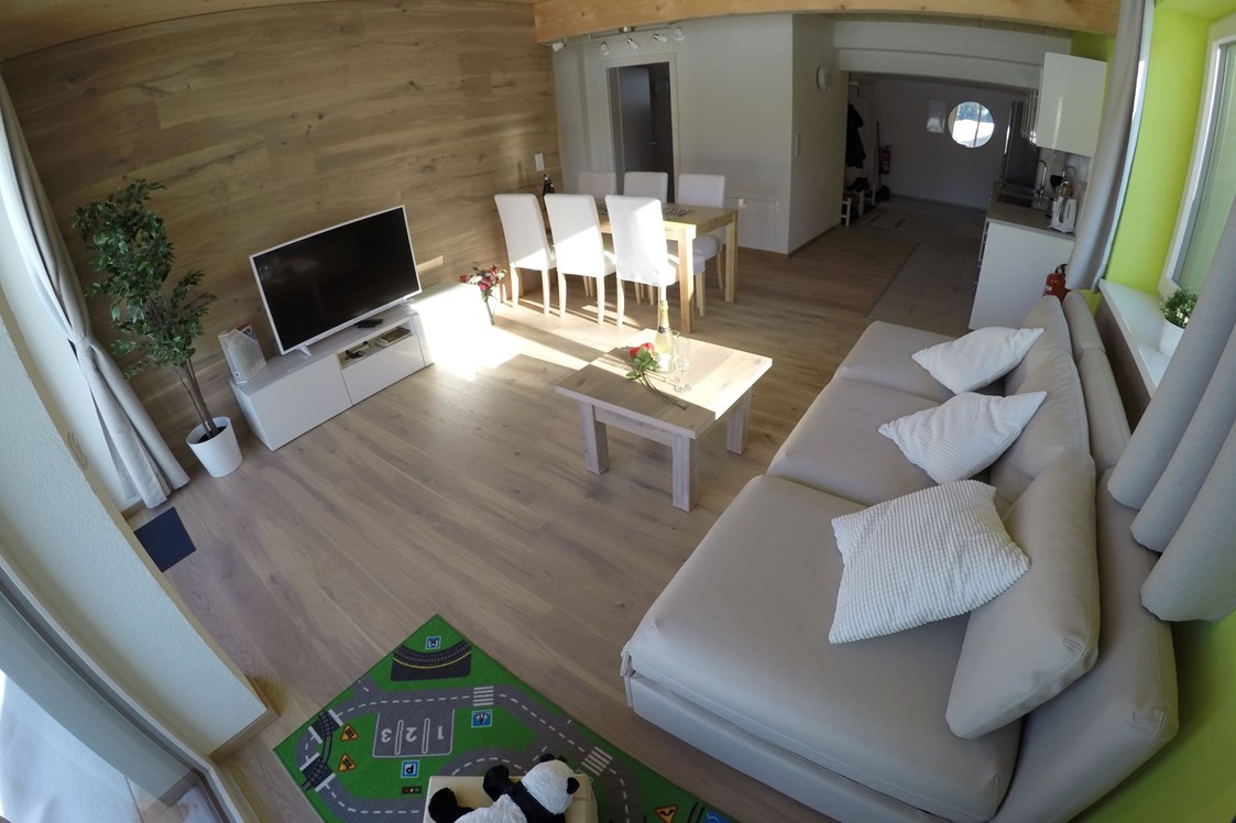 Monteurzimmer: Übersicht Wohn-Esszimmer von Bungalow Mountain View Wood - Ferienwohnung Mountain View 1