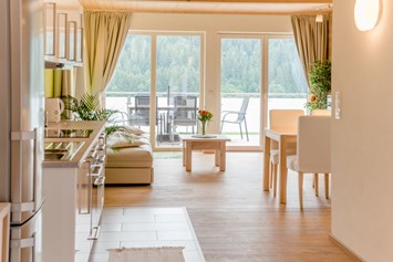 Monteurzimmer: Blick ins Wohnzimmer und Terrasse von Bungalow Mountain View Wood  - Ferienwohnung Mountain View 1