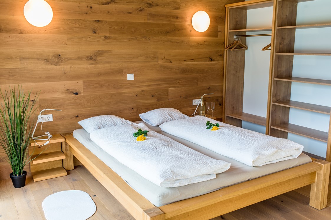 Monteurzimmer: Schlafzimmer von Bungalow Mountain View Wood in Spital am Pyhrn - Ferienwohnung Mountain View 1